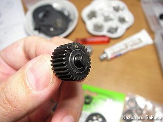 Axial(アキシャル)・SCX10・ジープ ラングラー G6 製作記 ～ トランスミッションの組み立て ～ シャフトの挿入